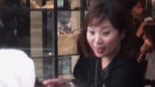 方媛逛名店險跌倒幸好老公牽著，店員第一反應比郭富城還緊張！
