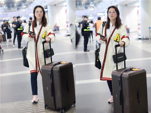 53歲周海媚素顏現身貌美膚白，身穿白色針織外套，搭配牛仔褲運動鞋，身材纖細超凍齡！