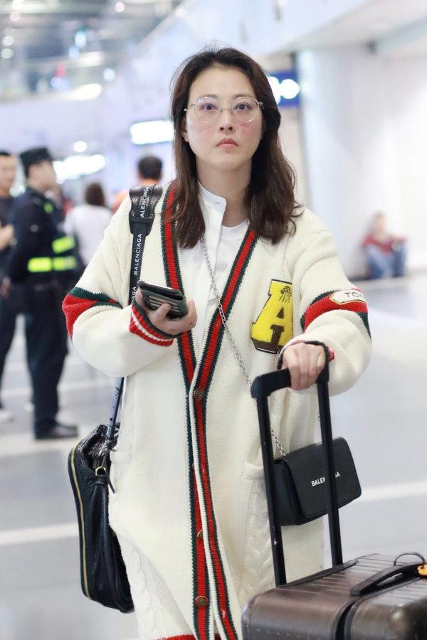53歲周海媚素顏現身貌美膚白，身穿白色針織外套，搭配牛仔褲運動鞋，身材纖細超凍齡！