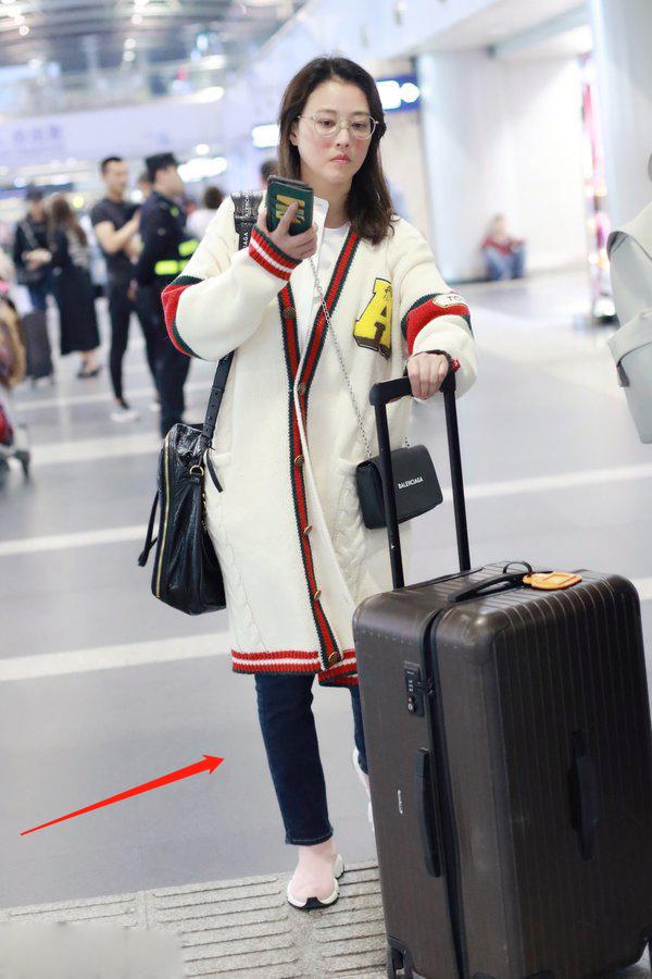 53歲周海媚素顏現身貌美膚白，身穿白色針織外套，搭配牛仔褲運動鞋，身材纖細超凍齡！