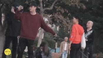 無視前女友吳千語示好！林峯與張馨月手牽手在公園遛狗秀恩愛~