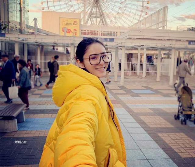 無視前女友吳千語示好！林峯與張馨月手牽手在公園遛狗秀恩愛~