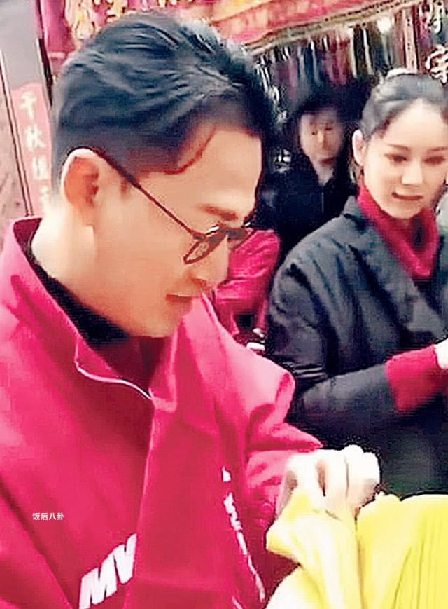 無視前女友吳千語示好！林峯與張馨月手牽手在公園遛狗秀恩愛~
