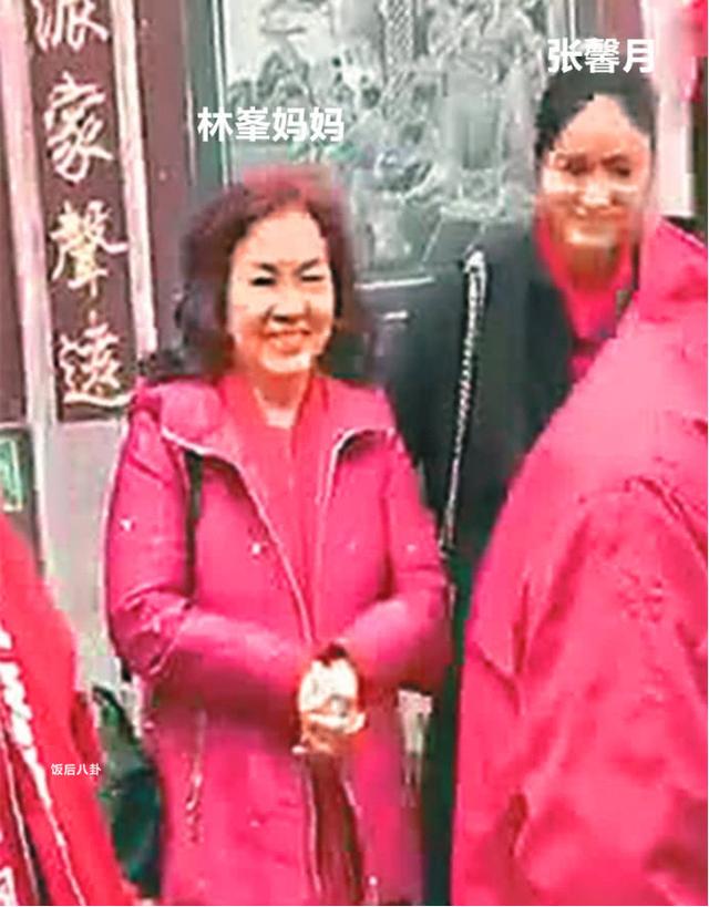 無視前女友吳千語示好！林峯與張馨月手牽手在公園遛狗秀恩愛~