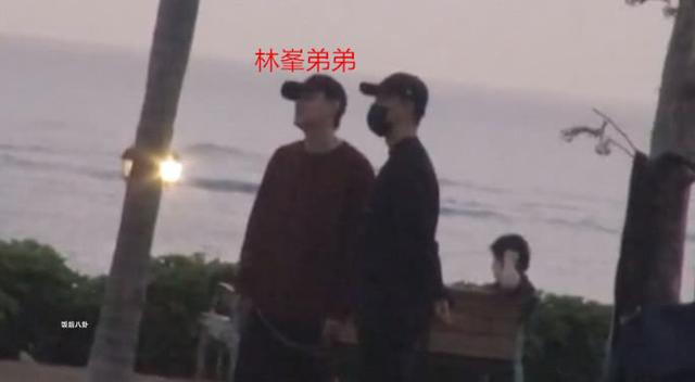 無視前女友吳千語示好！林峯與張馨月手牽手在公園遛狗秀恩愛~