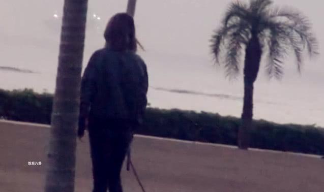 無視前女友吳千語示好！林峯與張馨月手牽手在公園遛狗秀恩愛~