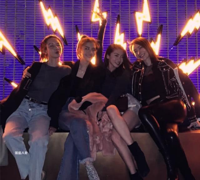 無視前女友吳千語示好！林峯與張馨月手牽手在公園遛狗秀恩愛~
