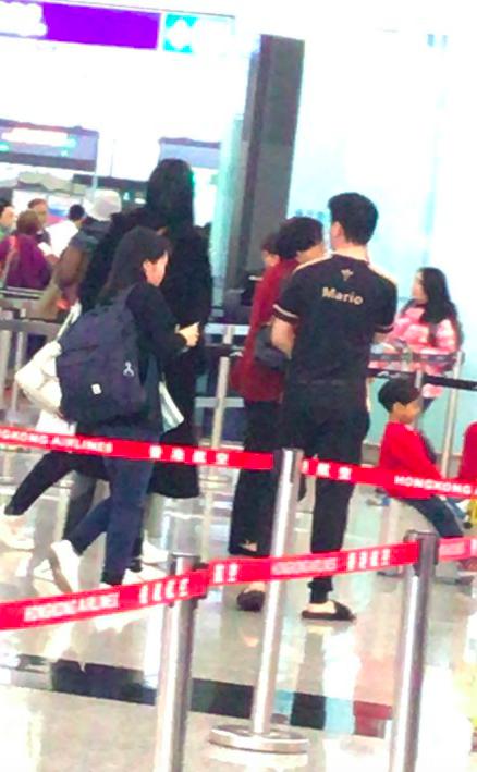 奚夢瑤何猷君香港機場隔著口罩吻別，何猷君踮腳索吻的樣子超可愛！