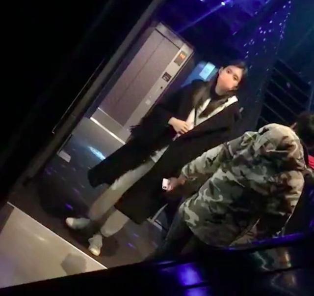 奚夢瑤何猷君香港機場隔著口罩吻別，何猷君踮腳索吻的樣子超可愛！