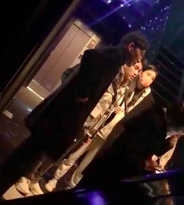 奚夢瑤何猷君香港機場隔著口罩吻別，何猷君踮腳索吻的樣子超可愛！
