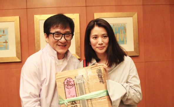 港媒爆料解開20年前誤會！成龍袁詠儀「片場結怨22年」的真相，終於水落石出！