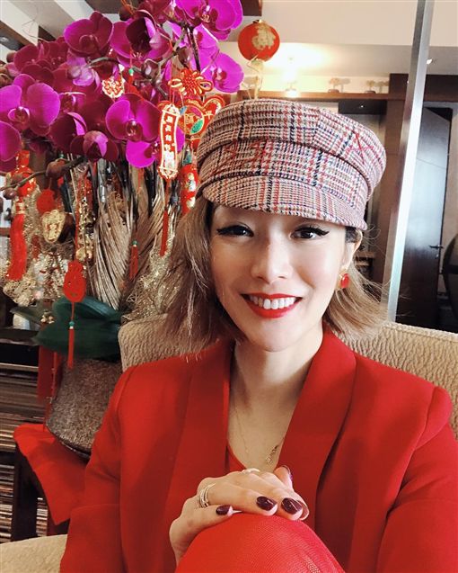 不良於行！香港天后鄭秀文驚傳樓梯意外　要靠拐杖才能走路！