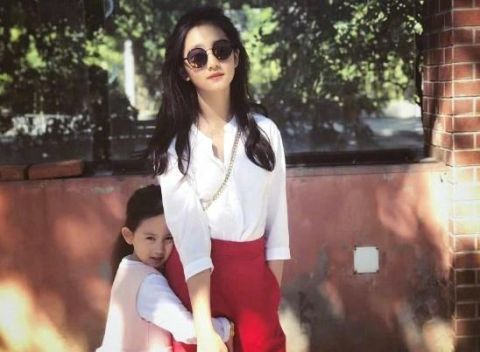 本以為多多夠美了，直到看到梁詠琪的女兒，西班牙混血就是漂亮！