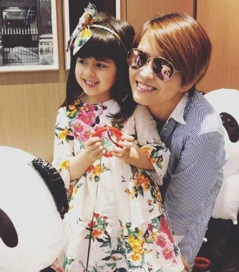 本以為多多夠美了，直到看到梁詠琪的女兒，西班牙混血就是漂亮！