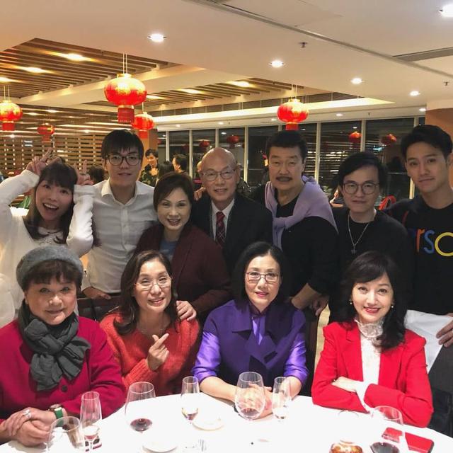 60歲「穆念慈」遇到65歲「白娘子」，趙雅芝濃妝之下難掩滄桑！