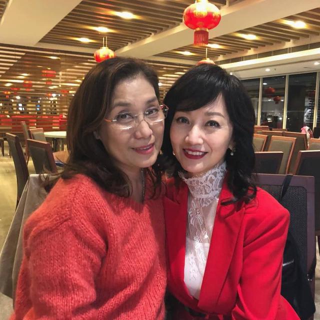 60歲「穆念慈」遇到65歲「白娘子」，趙雅芝濃妝之下難掩滄桑！