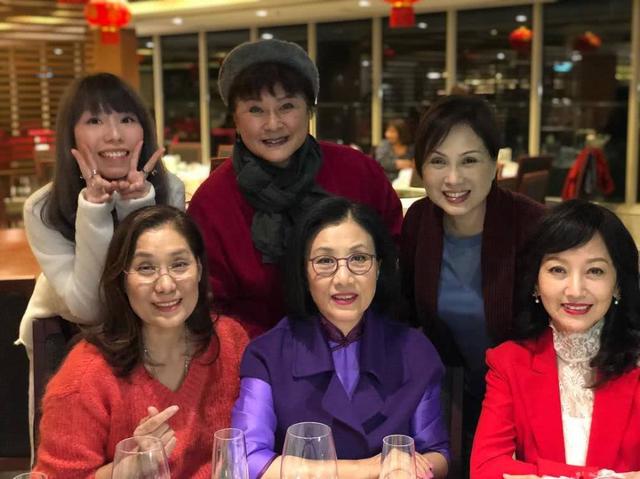 60歲「穆念慈」遇到65歲「白娘子」，趙雅芝濃妝之下難掩滄桑！
