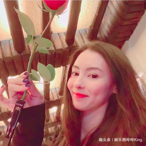 三胎兒子生父？張柏芝情人節帶兩兒子與中年微胖男子吃大餐！