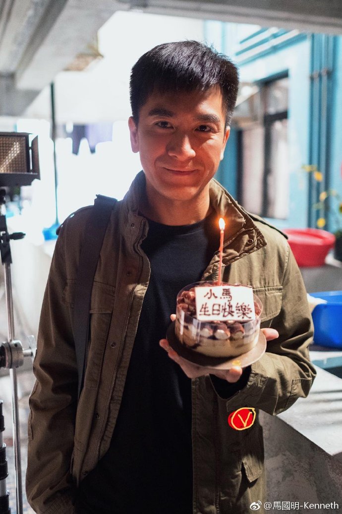 情人節特備！國明慶祝45歲生日，黃心穎『親手做蛋糕』撒狗糧！網大讚：好冧啊~