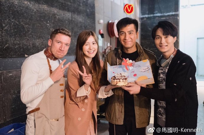 情人節特備！國明慶祝45歲生日，黃心穎『親手做蛋糕』撒狗糧！網大讚：好冧啊~