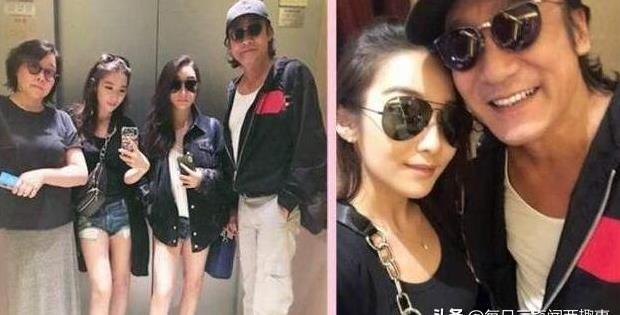 影帝梁家輝「豪宅內部」曝光了，過年拍全家福腿上坐大烏龜，網友發現「亮點」：好溫馨！