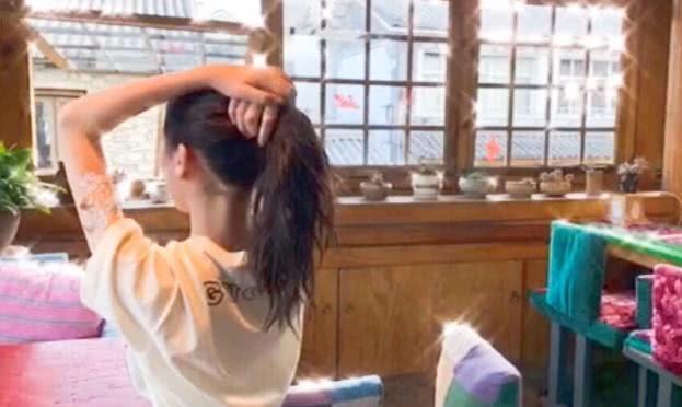 李嫣疑似被男同學示愛！12歲的她做頭髮畫指甲，像極了王菲~