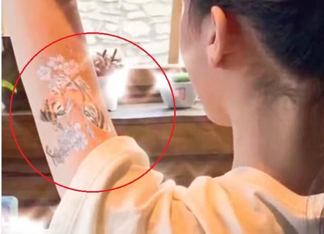 李嫣疑似被男同學示愛！12歲的她做頭髮畫指甲，像極了王菲~