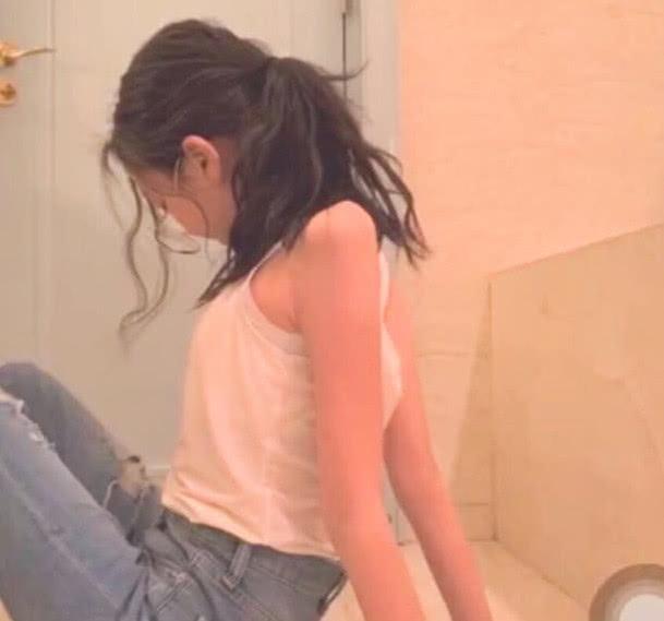 李嫣疑似被男同學示愛！12歲的她做頭髮畫指甲，像極了王菲~
