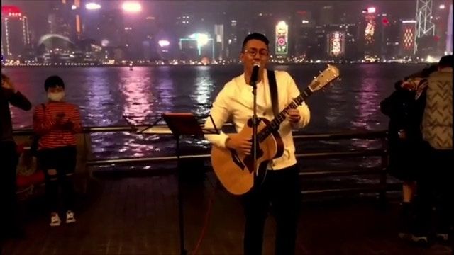 【史上最浪漫老公！】老婆說「要幾十年後都記得的禮物！」張繼聰當街自彈自唱冧爆謝安琪！