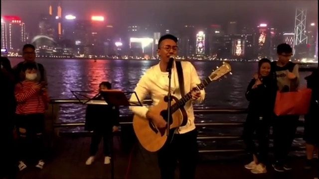 【史上最浪漫老公！】老婆說「要幾十年後都記得的禮物！」張繼聰當街自彈自唱冧爆謝安琪！