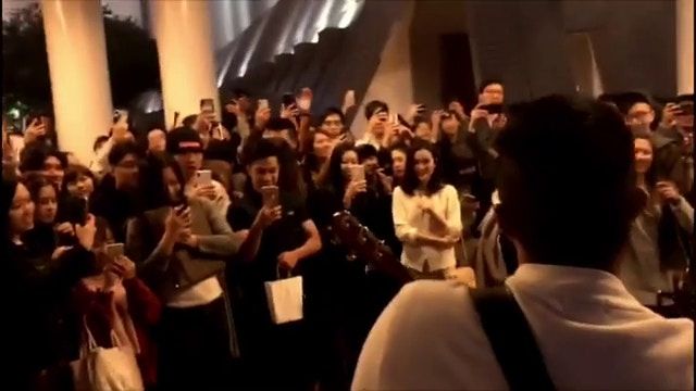 【史上最浪漫老公！】老婆說「要幾十年後都記得的禮物！」張繼聰當街自彈自唱冧爆謝安琪！