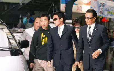 聲稱賭王家人付500萬點七星燈續命被拒絕，這位風水大師的來頭真不小，還留一句：他會走