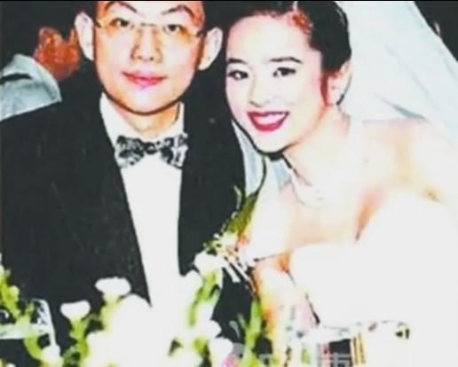 曾為了錢拒絕林志穎而嫁富豪，連生兩個女兒被家暴，如今45歲看上去讓人心疼！