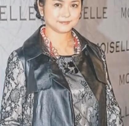 曾為了錢拒絕林志穎而嫁富豪，連生兩個女兒被家暴，如今45歲看上去讓人心疼！