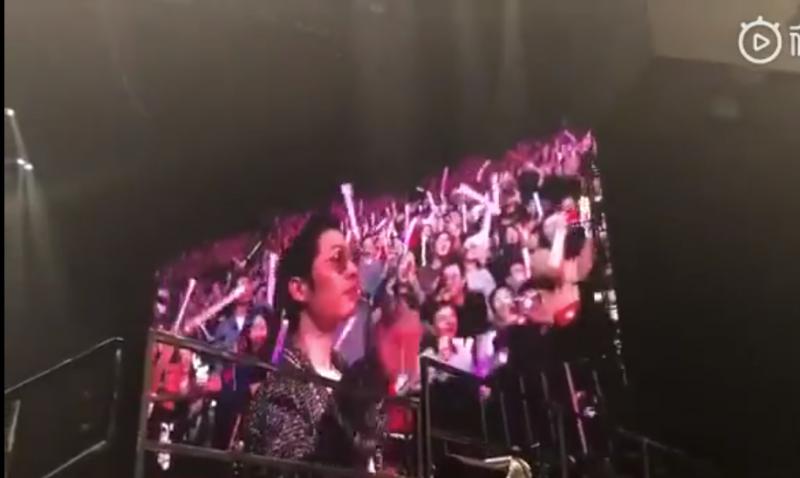 周董演唱會突喊「後面坐一個很漂亮的女生！」下秒「鏡頭一轉後面」全場尖叫：花式灑狗糧❤
