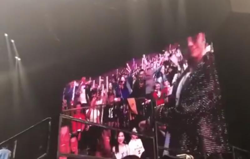 周董演唱會突喊「後面坐一個很漂亮的女生！」下秒「鏡頭一轉後面」全場尖叫：花式灑狗糧❤