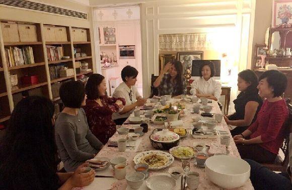 49歲伊能靜「台灣豪宅」內部曝光！裝潢極度奢華，網友看到客廳狂酸：「難怪老公不跟她住！」