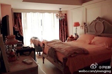 49歲伊能靜「台灣豪宅」內部曝光！裝潢極度奢華，網友看到客廳狂酸：「難怪老公不跟她住！」