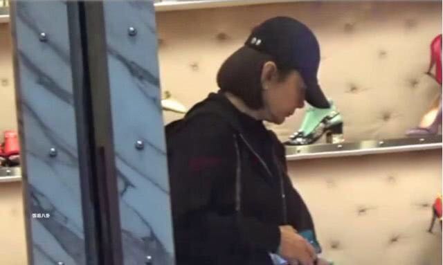 64歲林青霞被傳再婚後，現身商場血拚，爆肥到完全認不出