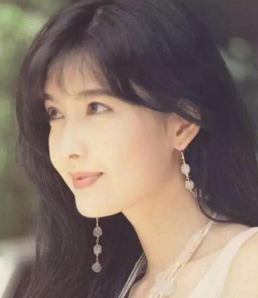51歲的周慧敏為了抗老，一輩子不曬太陽不生娃，現如今近照曝光，長成這樣
