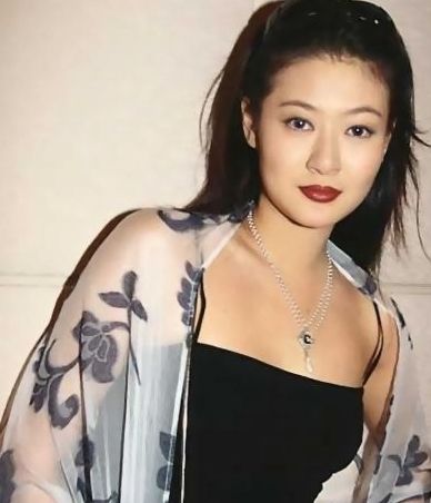 她17歲失身，孩子才半歲就自殺身亡！如今她「兒子」長大了，模樣超帥！沒想到竟跟演藝圈的「某人」超像！