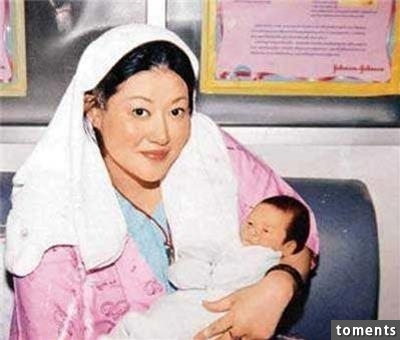 她17歲失身，孩子才半歲就自殺身亡！如今她「兒子」長大了，模樣超帥！沒想到竟跟演藝圈的「某人」超像！
