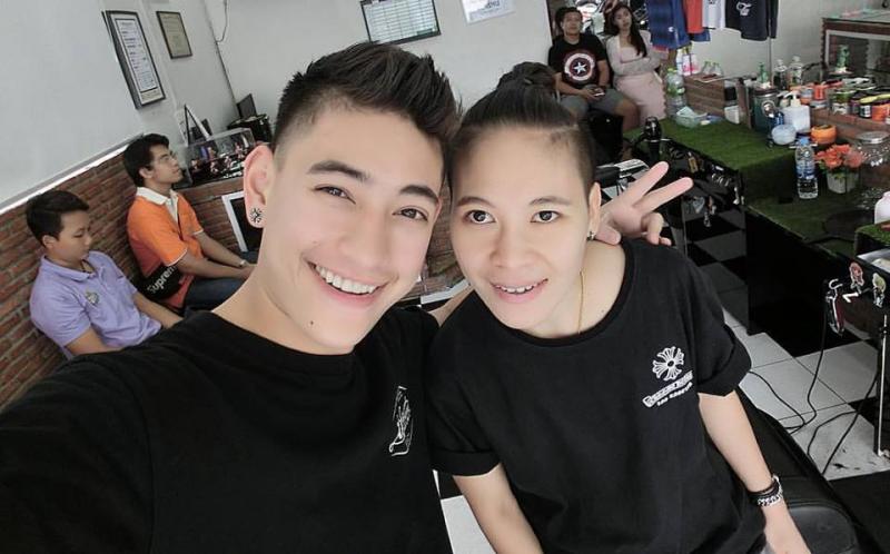 這名來自泰國「全球最帥的女歌手」首次裸露上半身，網友大飽眼福表示驚喜與害羞！