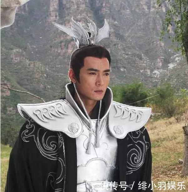 昔日盛世容顏焦恩俊，一夜之間變老，而身邊的哮天犬卻越來越帥！