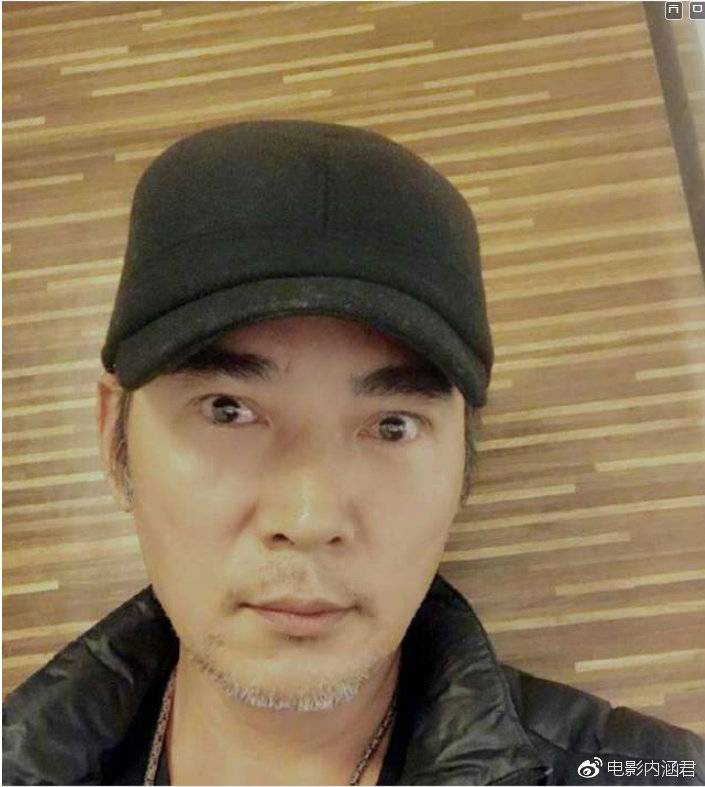 昔日盛世容顏焦恩俊，一夜之間變老，而身邊的哮天犬卻越來越帥！