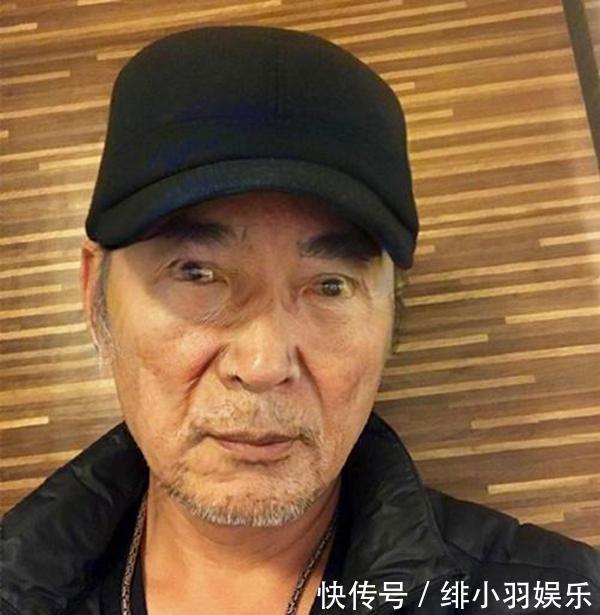 昔日盛世容顏焦恩俊，一夜之間變老，而身邊的哮天犬卻越來越帥！