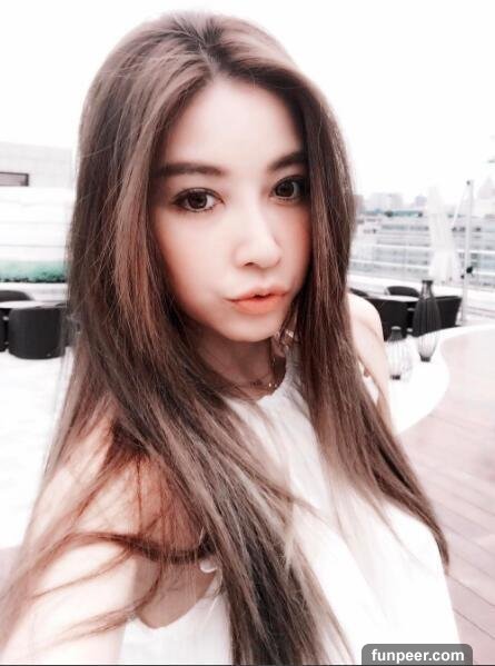 媽媽像姊姊！許維恩63歲媽媽根本「少女嫩臉」網友全傻了：哪個是媽媽？