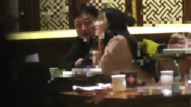 王晶攜「最嫩晶女郎」深夜回公寓，曾傳是私生女，出演其多部作品 