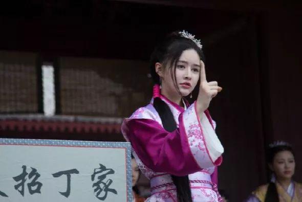 王晶攜「最嫩晶女郎」深夜回公寓，曾傳是私生女，出演其多部作品 