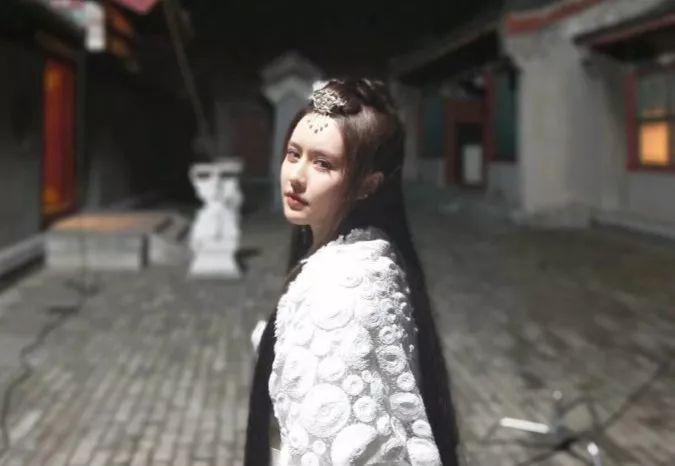 王晶攜「最嫩晶女郎」深夜回公寓，曾傳是私生女，出演其多部作品 